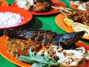 Sedapnya Pecel Lele Lamongan yang Berawal dari Adaptasi Pecak Betawi Sedapnya Pecel Lele Lamongan yang Berawal dari Adaptasi Pecak Betawi