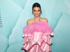 Pakai Baju Mirip Kaleng Minuman, Kendall Jenner Dikira Promosikan Coca-Cola Pakai Baju Mirip Kaleng Minuman, Kendall Jenner Dikira Promosikan Coca-Cola