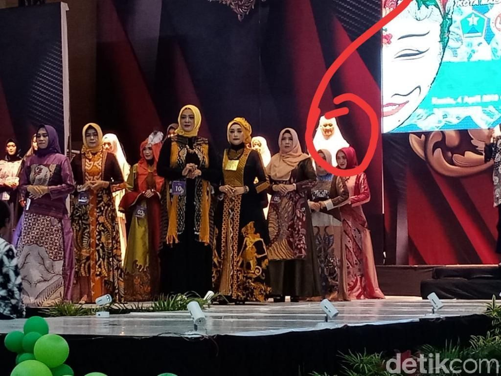 Penampakan Seperti Hantu di Malang Adalah Peserta Fashion Show, Tapi.... Penampakan Seperti Hantu di Malang Adalah Peserta Fashion Show, Tapi....