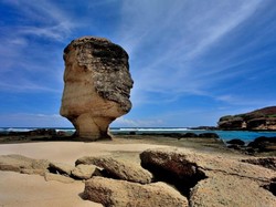 Batu Payung Runtuh, Pemda Lombok Tengah Rencanakan Pemugaran