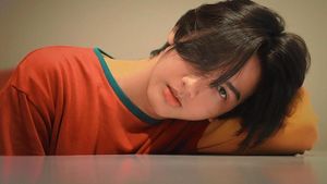 Manisnya Pose Ari Irham, Pemain Film Terlalu Tampan Saat Makan Durian dan Mie