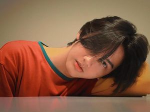 Manisnya Pose Ari Irham, Pemain Film Terlalu Tampan Saat Makan Durian dan Mie