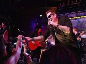 Vokalis Sugar Ray Mark McGrath Mengaku Kehilangan Pendengaran Vokalis Sugar Ray Mark McGrath Mengaku Kehilangan Pendengaran