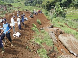 Delapan Rumah di Cililin Rusak Berat Tertimbun Longsor