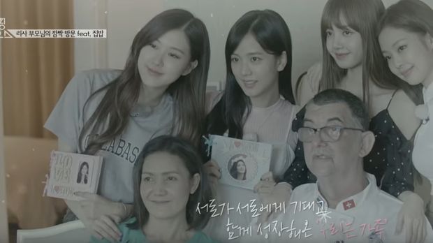 Blackpink bersama orang tua Lisa