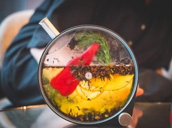 Cantik! Bartender Ini Buat Koktail Terarium yang Mirip Hiasan