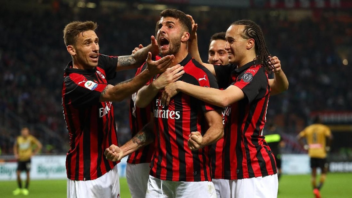 Misi bangkit AC Milan menghadapi ujian besar bernama Juventus. (Foto: Marco Luzzani / Getty Images)