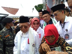 Maruf Amin Dihampiri Nenek Suwanti yang Titip Nomor Telepon ke Jokowi