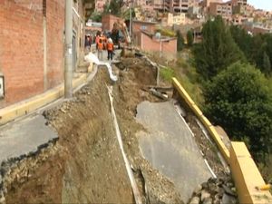 Ngeri, Saat Aspal di Bolivia Ambles Akibat Longsor