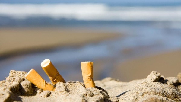 Ilustrasi Puntung Rokok di Pantai
