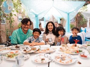 Gaya Seru Kulineran Dru, Widuri, dan Den Bagus dari Keluarga Sasono