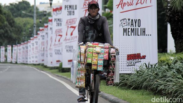 Spanduk Ajakan Ayo Memilih Mejeng di Ibu Kota