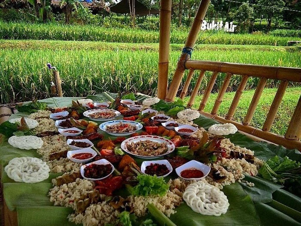 5 Resto Outdoor di Bogor yang Suasananya Sejuk Buat Kumpul Keluarga 5 Resto Outdoor di Bogor yang Suasananya Sejuk Buat Kumpul Keluarga