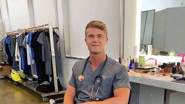 Foto: Gaya Liburan Perawat Ganteng, Jake Grez