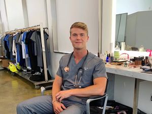 Foto: Gaya Liburan Perawat Ganteng, Jake Grez