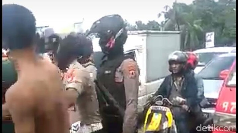 Polisi Buru Demonstran yang Pukul Polisi di Makassar