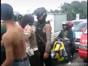 Polisi Buru Demonstran yang Pukul Polisi di Makassar