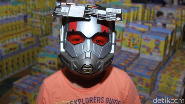 Warga Serbu Bazar Mainan Anak