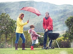 Penjelasan Ilmiah Kenapa Gaya Asuh Ayah dan Bunda Berbeda