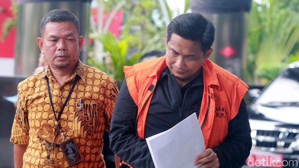 Bowo Sidik Pangarso Menunduk dan Tutupi Borgol