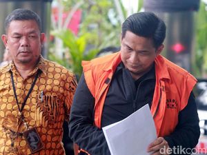 Hitungan Kelar, Duit di Amplop Bowo Totalnya Rp 8,45 Miliar Hitungan Kelar, Duit di Amplop Bowo Totalnya Rp 8,45 Miliar