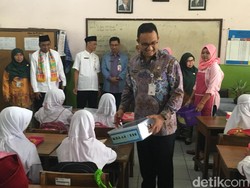 Anies Cek Sarapan Anak Sekolah, Bagikan Sandwich dan Masak Telur