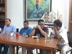 Bawa Nama Mega dan PDIP, Adhie Massardi Singgung Netralitas Polri