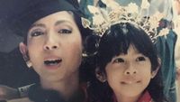 Penuh Kenangan, 7 Potret Masa Kecil Dian Sastro Bersama Ortu