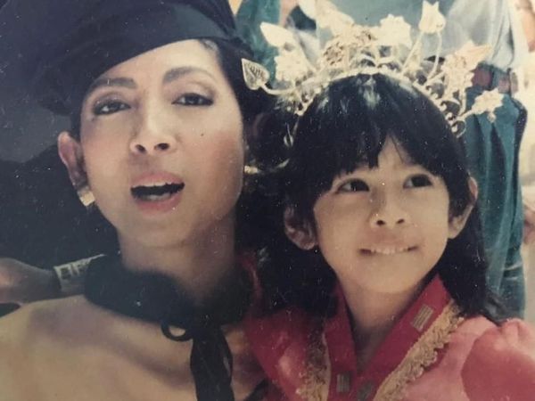 Penuh Kenangan, 7 Potret Masa Kecil Dian Sastro Bersama Ortu
