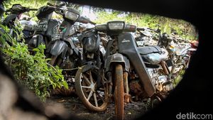 Potret Pemakaman Bangkai Motor Hasil Sitaan Polisi