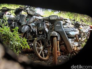 Potret Pemakaman Bangkai Motor Hasil Sitaan Polisi