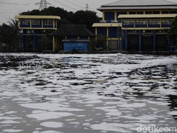 Polisi Imbau Warga Tak Bermain di Kali Ancol yang Tercemar Limbah