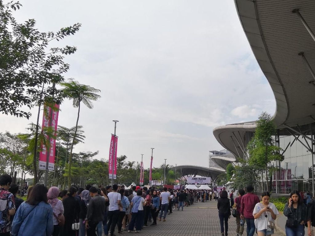 Siap Nonton John Mayer, Antrean Mengular di Lokasi Konser Siap Nonton John Mayer, Antrean Mengular di Lokasi Konser