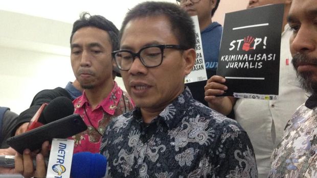 Ketua AJI Abdul Manan meminta pemerintah dan DPR mencabut 10 pasal RKUHP yang mengancam kebebasan pers. (CNNIndonesia/Shaskya Thalia)