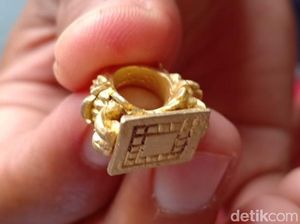 Warga Grobogan Temukan Stempel Emas Kuno Abad 14 M di Sawah