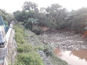 Sungai Cikeas Bekasi Dipenuhi Sampah Batang Bambu