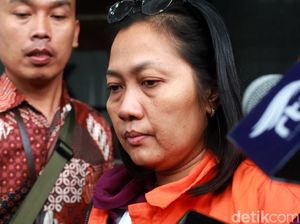 Wajah Sendu Indung Anak Buah Bowo Sidik Saat Diperiksa KPK