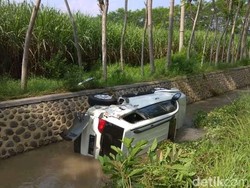 Tabrak Motor Lalu Hantam Pohon, SUV Terjun Masuk Sungai