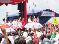 Kampanye Akbar di Cirebon, Jokowi Pamer 3 Kartu Sakti