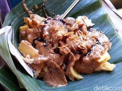 Nikmatnya Cungkring, Lontong Plus Kikil Sapi Bersaus Kacang