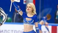 Mantan Cheerleader Jadi Sensasi, Dukung Timnya dengan Pose Topless