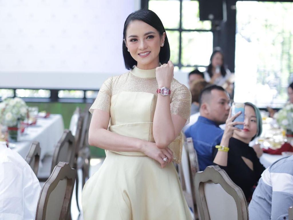 Foto: Pesona Ririn Ekawati di Peluncuran Jam Tangan Premium Aigner
