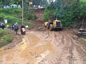 Tebing Setinggi 10 Meter Longsor Tutup Jalan Desa Kutawaringin Tebing Setinggi 10 Meter Longsor Tutup Jalan Desa Kutawaringin