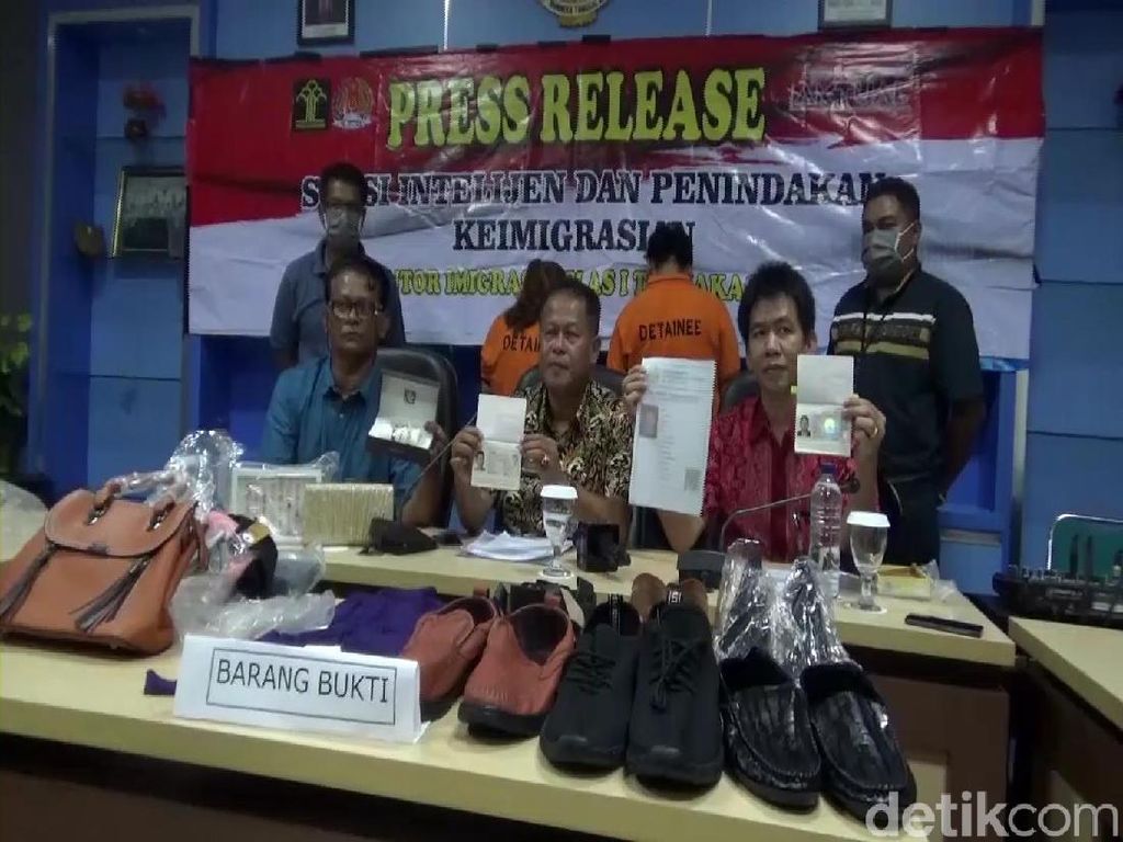 Dagang Tanpa Izin, 2 WN China Dibekuk Petugas Imigrasi Makassar