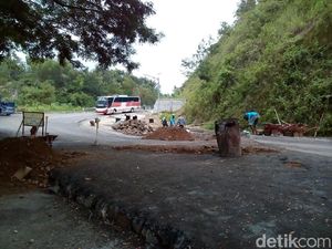 Jalur Pacitan-Ponorogo yang Ambles Diperbaiki, Arus Dibuka Tutup Jalur Pacitan-Ponorogo yang Ambles Diperbaiki, Arus Dibuka Tutup