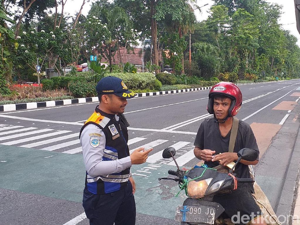 Sejumlah Biker di Surabaya Terciduk Sedang Merokok Saat Berkendara
