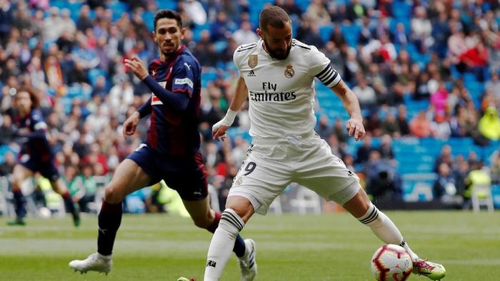 Real Madrid menang 2-1 atas Eibar berkat dua gol Karim Benzema (Foto: Javier Barbancho/Reuters) Real Madrid menang 2-1 atas Eibar berkat dua gol Karim Benzema (Foto: Javier Barbancho/Reuters)
