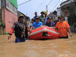 Ridwan Kamil Tinjau Banjir Dayeuhkolot Naik Perahu Karet