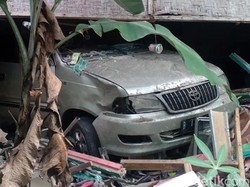 Mobil Seruduk Warung di Cikidang Sukabumi, 2 Orang Luka