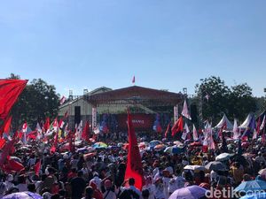 Puluhan Pendukung di Batam Pingsan, Jokowi Minta Massa Dilonggarkan Puluhan Pendukung di Batam Pingsan, Jokowi Minta Massa Dilonggarkan